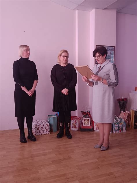 Auklėtojos gauna padėkos dovanas iš vaikų