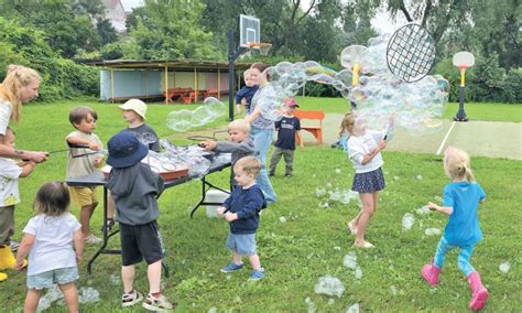 Vaikai dalyvauja STEAM veikloje darželyje