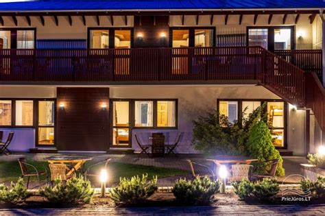 erdvus nuosavas kiemas su poilsio zona šeimai