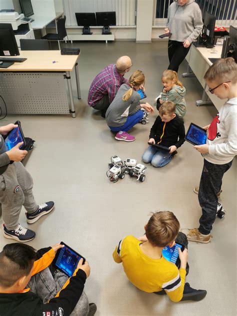 vaikai dalyvaujantys edukaciniame užsiėmime