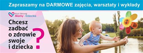 Laiminga mama naudojanti pientraukį