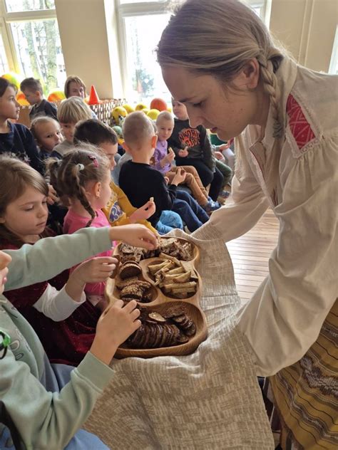 Vaikai naudoja interaktyvias edukacines priemones