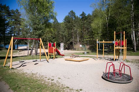 vaikų grupė žaidimų aikštelėje