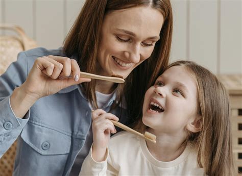 Tėvų ir vaikų dantų valymas kartu