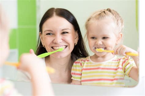 Vaikai valo dantis ant modelio