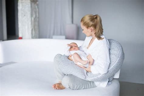 kūdikio bambos priežiūra pirmaisiais mėnesiais