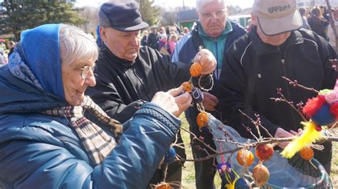 Velykinio medžio puošimas darželyje su vaikais ir tėvais