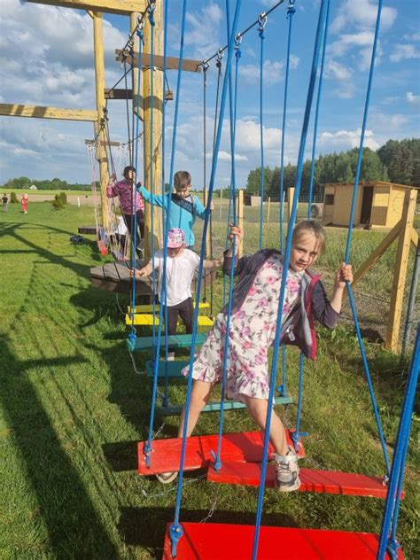 vaikai pramogų parke