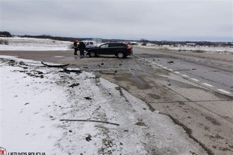 vaikas važiuojantis elektriniu visureigiu parke