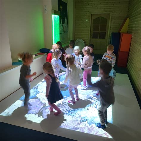 vaikai tyrinėja aplinką edukacinėje erdvėje