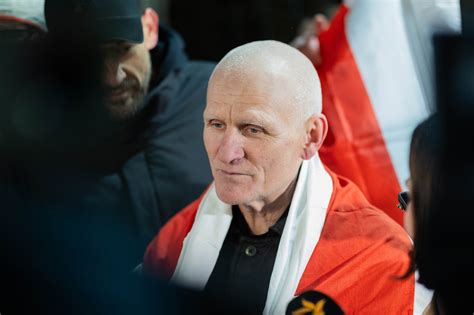 Mardžana veda Mustafą užrištomis akimis