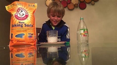 Vulkano išsiveržimo eksperimentas su soda ir actu
