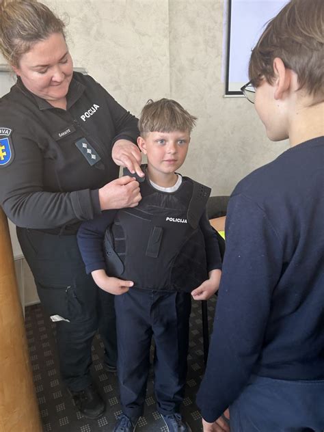 Vaikai, lankantys policijos komisariatą ir susipažįstantys su pareigūno darbu