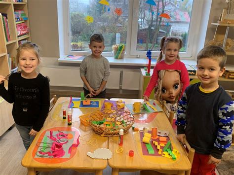 Vaikai užsiima kūrybine veikla darželio grupėje