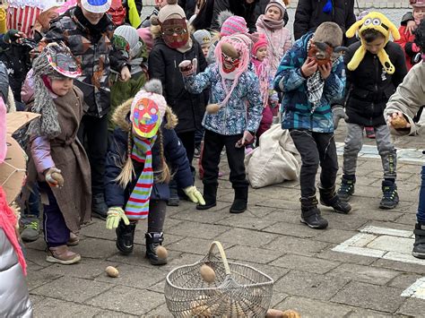 vaikai švenčiantys Užgavėnes