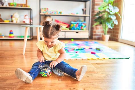 Montessori darželio klasės interjeras su vaikais, užsiimančiais individualia veikla