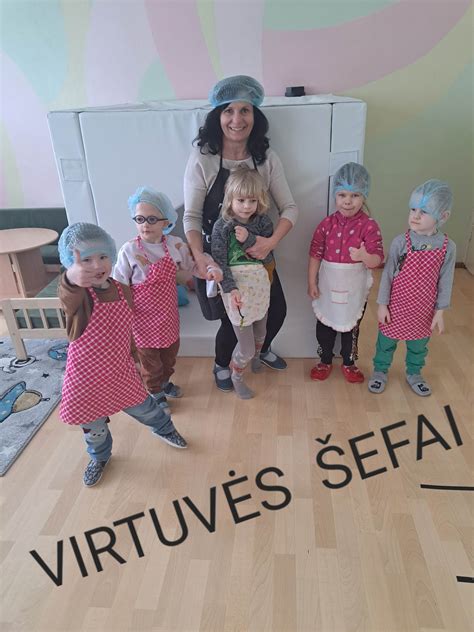 Savanoris padedantis vaikams „Žiburėlio“ centre su užduotimis