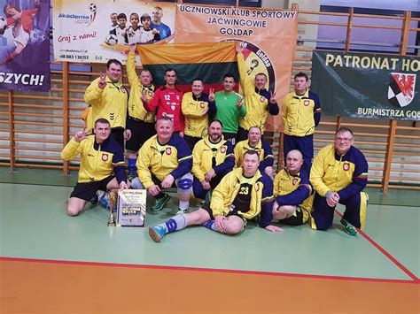 Vaikų komanda su apdovanojimu iš Cornhole turnyro