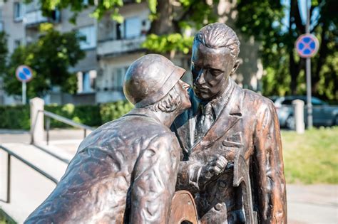 Fortūnos deivės skulptūra su gausybės ragu ir laimės ratu