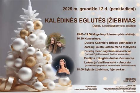 Zvonkų šeima prie kalėdinės eglutės
