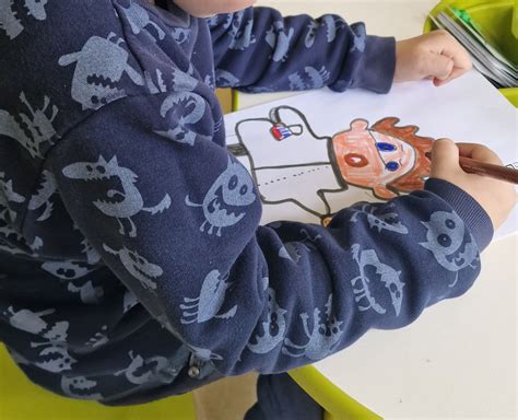 vaikai piešia savo svajonių žaislus artėjant šventėms