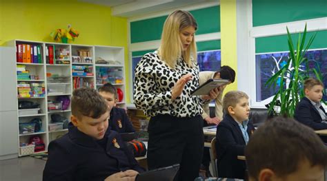 mokytoja su vaikais klasėje