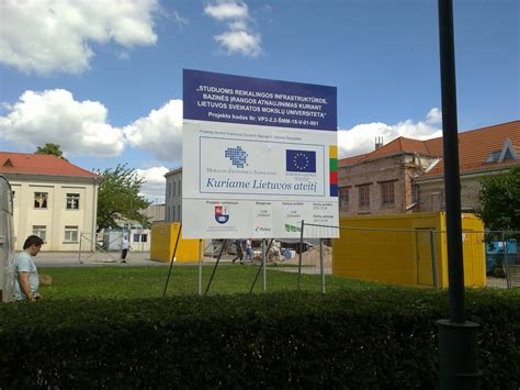 Informacinis stendas su kontaktiniais duomenimis