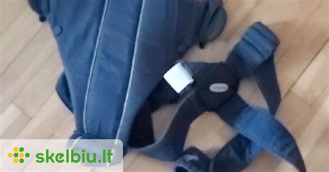 kūdikio nešioklė BabyBjorn Mini naudojama su naujagimiu