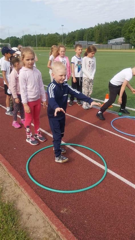 vaikai sporto šventėje darželyje