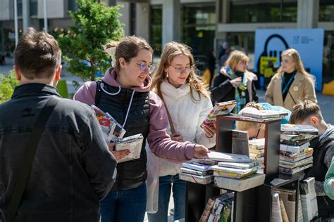 literatūros festivalio vaikai su knygomis
