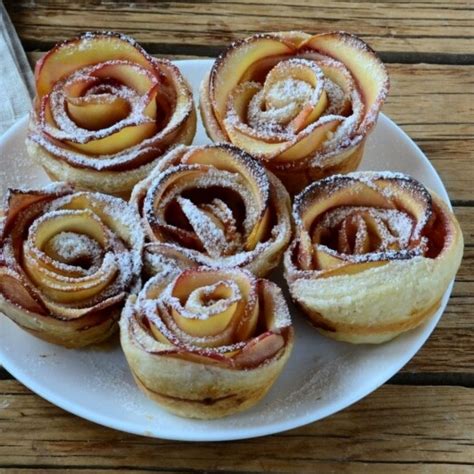 Nuotrauka su naminės „Play-Doh“ tešlos ingredientais ir pagaminimo etapu