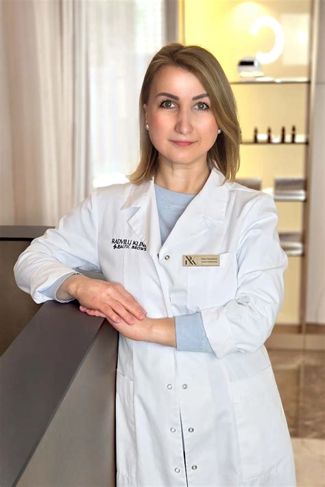 Gydytojas akušeris ginekologas konsultuoja pacientę