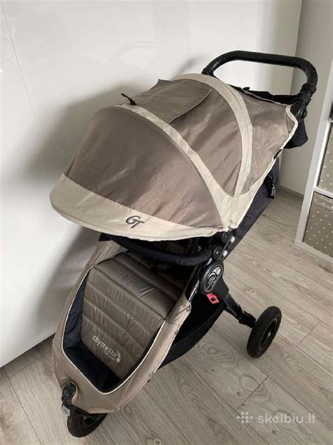 Baby Jogger vežimėlis važiuojantis žvyrkeliu