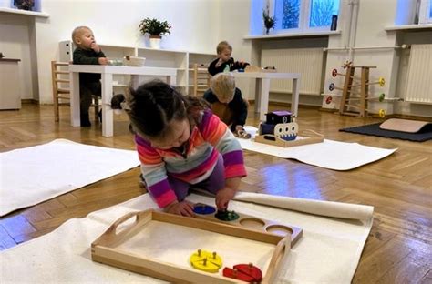 Montessori klasės aplinka su natūraliomis priemonėmis