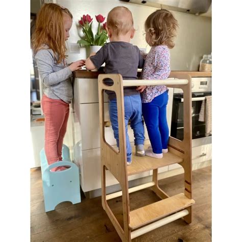 Vaikai atliekantys praktines Montessori užduotis