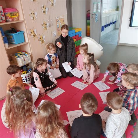 Vaikų grupė atlieka kūrybinę užduotį