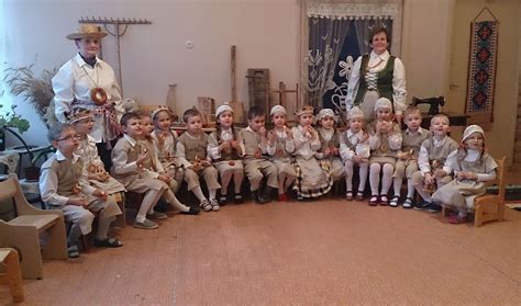 Vaikai dalyvaujantys bendruomenės šventėje su tautiniais elementais