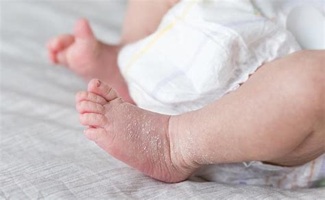 Naujagimio pėdos tėvų rankose