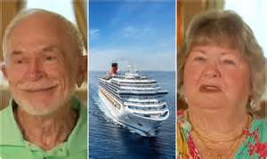 Senjorų pora, besišypsanti parke