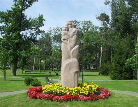 Žmogus, paleidžiantis aitvarą danguje, simbolizuojantis svajones