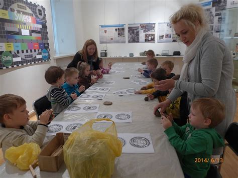 Vaikai atliekantys edukacinę užduotį su daržovėmis