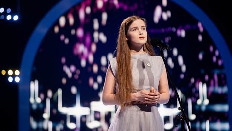 Barbora Seiliūtė dainuoja scenoje