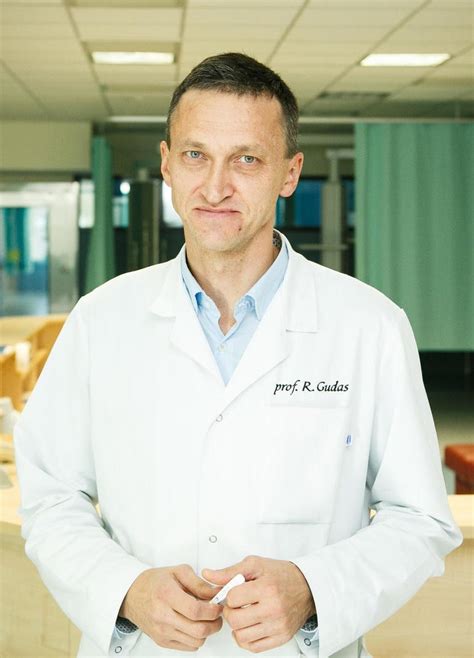 Profesorius Rimtautas Gudas operacinėje