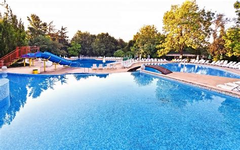 Viešbučio baseinas su vandens kalneliais vaikams