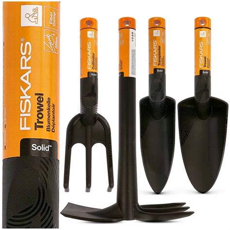 „Fiskars“ sodo įrankių asortimentas su būdinga oranžine spalva
