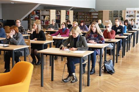 Nacionalinio diktanto dalyviai bibliotekoje