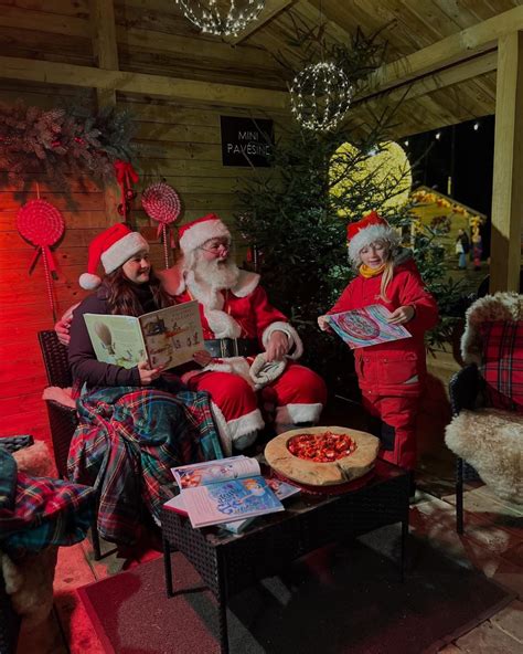 Kalėdų Senelis su vaikais prie danielių