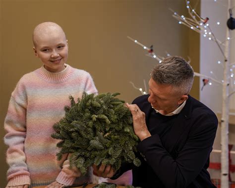 Vaikai kuria kalėdinius vainikus