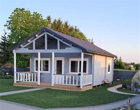 spalvingas sodo ir namų vaizdas