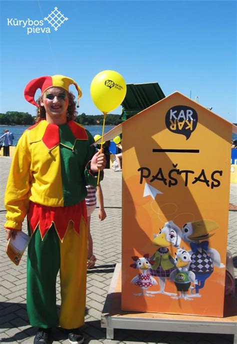 vaikų šventės animatorius su personažo kostiumu